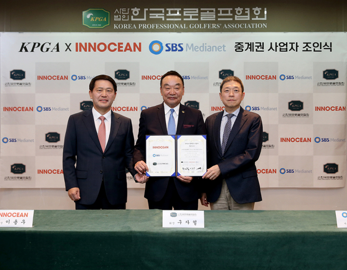 구자철 KPGA 회장(가운데)이 방송 중계권 계약 조인식 후 관계자들과 기념 촬영을 하고 있다. /사진= KPGA