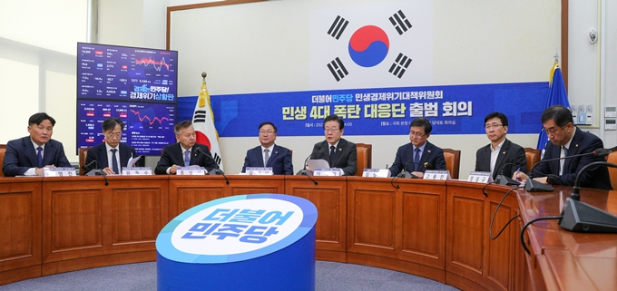 이재명 더불어민주당 대표가 당내 갈등을 잠재우기 위해 당직 개편에 나섰지만 비명(비이재명)계의 불만이 여전하다. 사진은 지난 22일 서울 여의도 국회에서 열린 민생경제위기대책위원회 민생 4대(물가·금리·부동산·고용) 폭탄 대응단 출범 회의. /사진=뉴스1