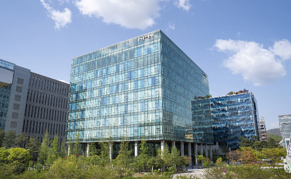 지난해 사상 최대 실적을 기록한 NHN이 창립 10주년을 맞아 새로운 도약을 꿈꾼다. /사진=NHN