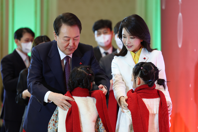 윤석열 대통령이 저출산 문제 해결을 위해 도입한 출산 휴가 등 여러 제도들이 현장에 제대로 적용되고 있는지 점검하겠다고 밝혔다. 사진은 지난해 12월23일 청와대 영빈관에서 열린 보호아동·자립준비 청년과 함께하는 크리스마스 행사에서 아이들에게 빨간 목도리를 선물하는 윤 대통령. /사진=대통령실 제공