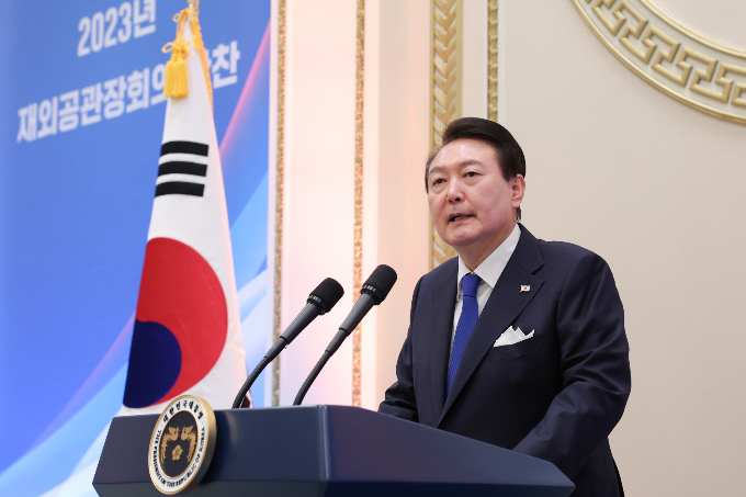 윤석열 대통령이 한동훈 법무부 장관에게 비자 문제에 대해 전향적인 안을 가져오라고 지시했다. 사진은 지난 27일 청와대 영빈관에서 열린 2023년도 재외공관장 초청 만찬에서 만찬사를 하는 윤 대통령. /사진=대통령실 제공