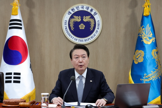 정부 통계에 따르면 2022년 합계출산율은 0.78명, 출생아 수는 약 24만명으로 1991년(합계출산율 1.71명, 출생아 71만명) 대비 출산율 ½, 출생아 ⅓ 수준으로 감소했다. 2년 후인 2025년 초고령사회에 진입하면서 향후 10년 내 25~59세(적극생산연령) 인구가 320만명 감소하고, 65세 인구는 483만명 증가함에 따라 노인부양 부담이 두 배 증가할 것으로 예상된다. 생산연령인구 대비 노인인구 비중은 2020년 21.8%에서 2070년 100.6%가 될 전망이다. /사진=뉴스1