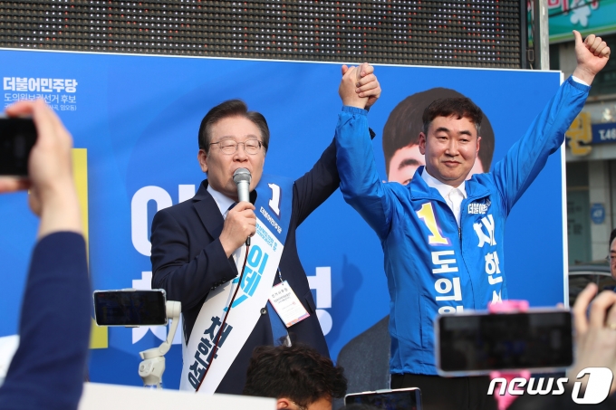 이재명 더불어민주당 대표가 28일 오후 경북 구미를 찾아 경북도의원 보궐선거에 출마한 채한성 후보 지원 유세를 펼치고 있다. 2023.3.28/뉴스1 ⓒ News1 공정식 기자