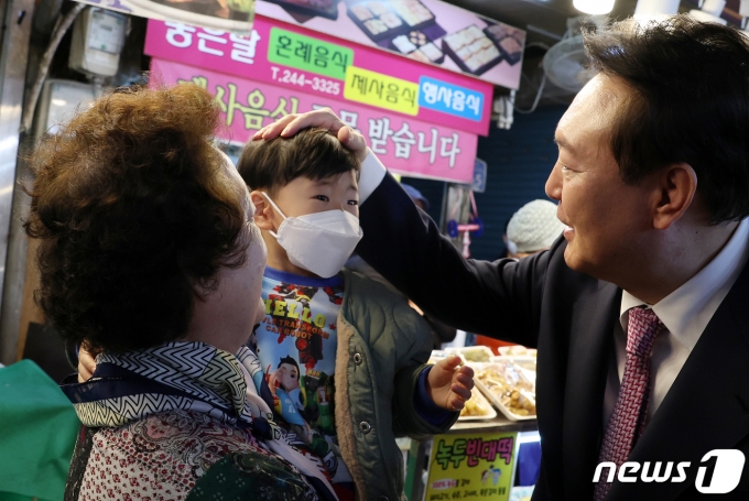 윤석열 대통령이 9일 오후 울산 남구 신정시장을 찾아 아이와 인사하고 있다. (대통령실 제공) 2023.3.9/뉴스1 ⓒ News1 오대일 기자