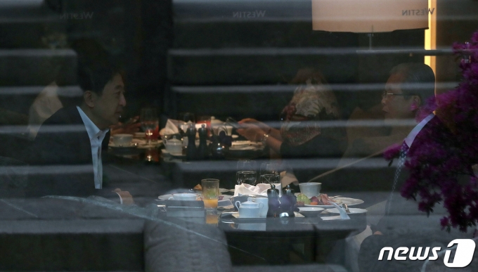 김종인 전 국민의힘 비상대책위원장과 금태섭 전 무소속 의원이 16일 오전 서울 중구의 한 호텔에서 조찬 회동을 갖고 있다. 2021.4.16/뉴스1 ⓒ News1 국회사진취재단