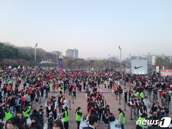 축구장 앞의 긴 줄ⓒ News1 안영준 기자