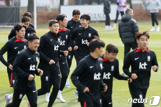 손흥민을 비롯한 대한민국 축구 국가대표팀 선수들이 27일 오후 경기도 파주 축구국가대표트레이닝센터(NFC)에서 우루과이전을 앞두고 훈련을 하고 있다. 2023.3.27/뉴스1 ⓒ News1 민경석 기자