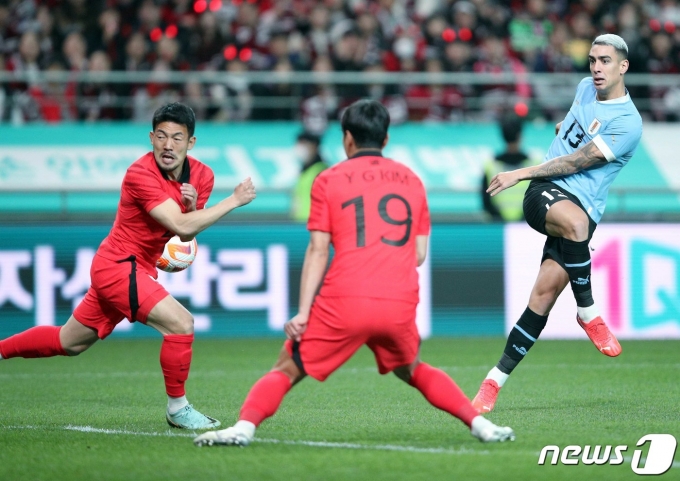 이기제가 28일 오후 마포구 상암동 서울월드컵경기장에서 열린 축구 국가대표 평가전 대한민국과 우루과이의 경기에서 상대 선수의 슛을 몸으로 막고 있다. 2023.3.28/뉴스1 ⓒ News1 박정호 기자