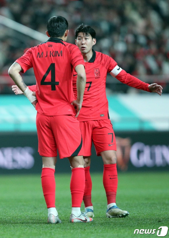 [사진] 대화 나누는 손흥민과 김민재