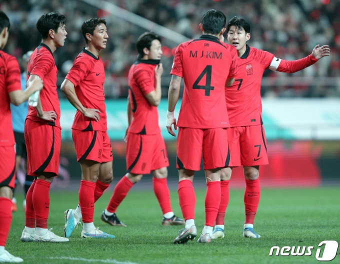 [사진] 수비진과 대화 나누는 손흥민