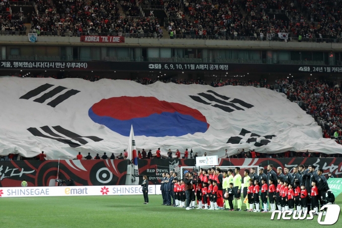 [사진] 서울월드컵경기장에 우려 퍼지는 애국가