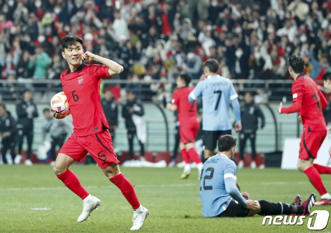 [사진] 호응 유도하는 황인범