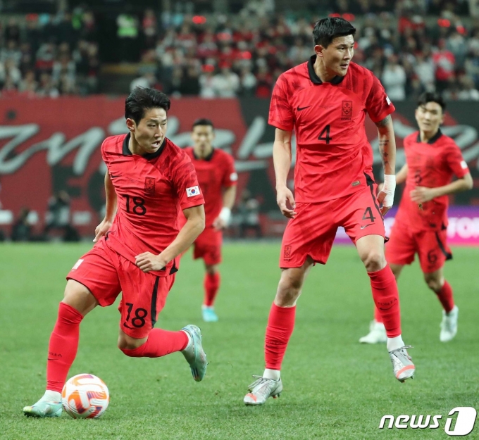 [사진] 나란히 달리는 이강인과 김민재