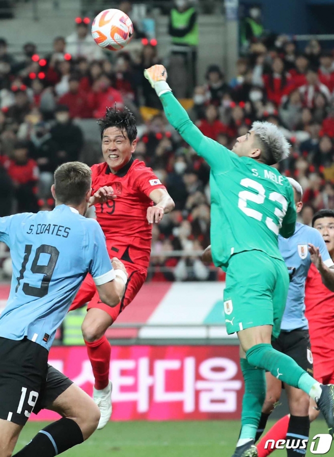 [사진] 헤딩 시도하는 김영권