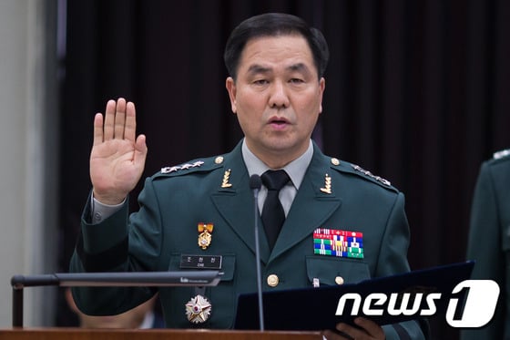 조현천 국군기무사령관이 19일 서울 여의도 국회에서 열린 국회 정보위원회의 국군기무사령부에 대한 국정감사에 출석해 증인선서를 하고 있다. 2015.10.19/뉴스1 ⓒ News1 유승관 기자