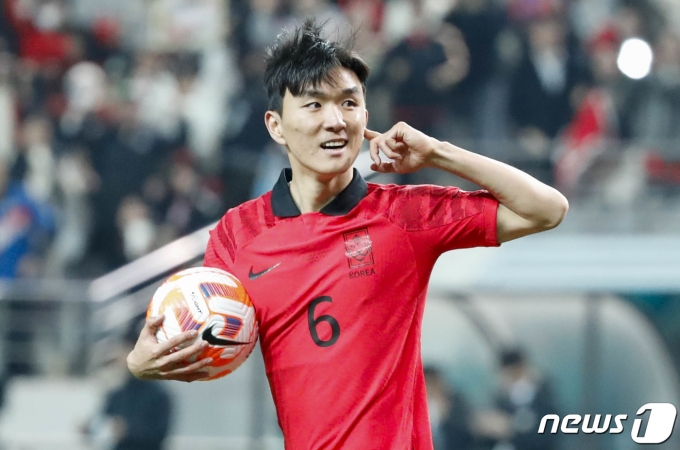 황인범이 28일 오후 서울 상암월드컵경기장에서 열린 축구 국가대표 평가전 대한민국과 우루과이 경기에서 동점골을 넣은 후 기뻐하고 있다. 2023.3.28/뉴스1 ⓒ News1 김도우 기자