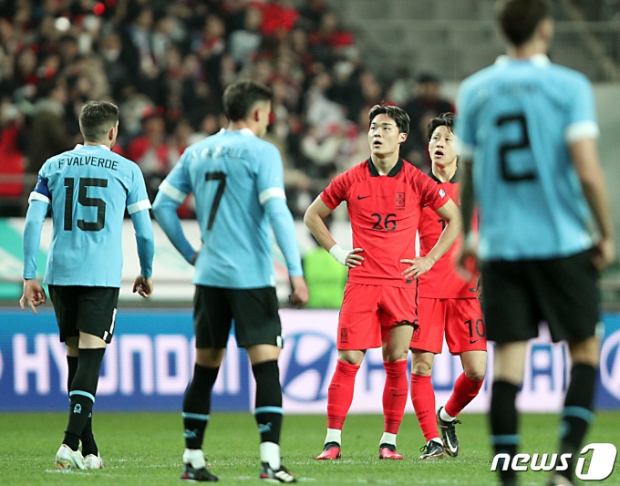 오현규가 28일 오후 마포구 상암동 서울월드컵경기장에서 열린 축구 국가대표 평가전 대한민국과 우루과이의 경기 후반전 골을 넣은 뒤 판정을 기다리고 있다. 이 골은 오프사이드로 무효 판정됐다. . 2023.3.28/뉴스1 ⓒ News1 박정호 기자