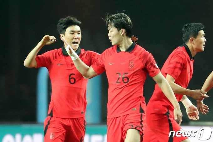 대한민국 축구 국가대표팀 오현규가 28일 오후 서울 마포구 서울월드컵경기장에서 열린 축구 국가대표 평가전 대한민국과 우루과이의 경기에서 동점을 성공키킨 뒤 황인범과 기쁨을 나누고 있다. 하지만 이후 심판 판정으로 골은 노골처리 됐다. 2023.3.28/뉴스1 ⓒ News1 민경석 기자