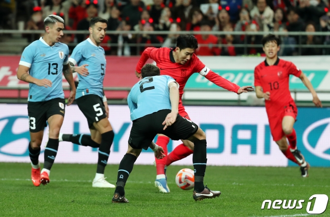 대한민국 축구 국가대표팀 손흥민이 28일 오후 서울 마포구 서울월드컵경기장에서 열린 축구 국가대표 평가전 대한민국과 우루과이의 경기에서 상대 문전을 향해 쇄도하고 있다. 2023.3.28/뉴스1 ⓒ News1 민경석 기자