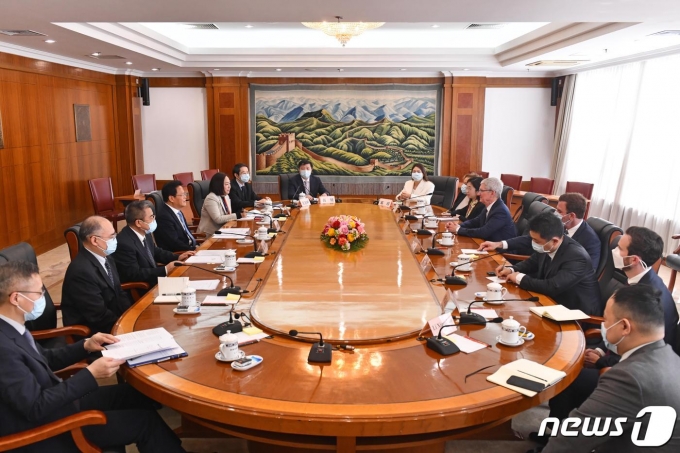 정산제 중국 국가발전개혁위원회(발개위) 주임이 27일 중국 발전 고위급 포럼 참석차 중국을 찾은 쿡 CEO를 만났다.(발개위 홈페이지 갈무리.)