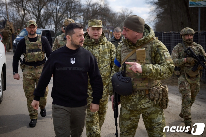 볼로디미르 젤렌스키 우크라이나 대통령이 28일(현지시간) 우크라이나 북부 탈환지인 수미 지역을 방문했다. 23.03.28 ⓒ 로이터=뉴스1 ⓒ News1 김예슬 기자