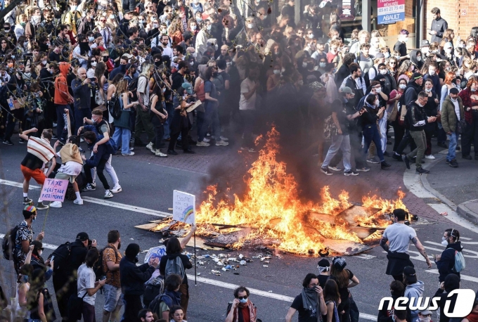 에마뉘엘 마크롱 프랑스 대통령의 연금개혁안에 반대하는 10차 시위가 벌어진 28일(현지시간) 프랑스 남부 툴루즈에서 시위대가 쓰레기에 불을 붙였다. 23.03.28 ⓒ AFP=뉴스1 ⓒ News1 김예슬 기자