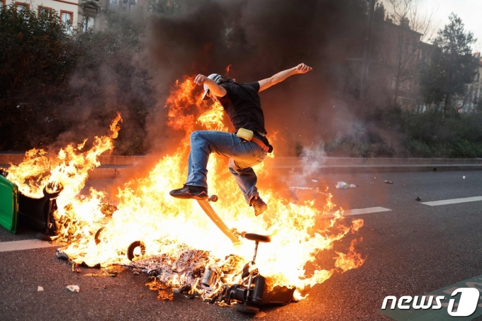 ũ   ݰȿ ݴϴ 10  ߻ 28(ð)   ڰ 뿡    Ʈ 带 Ÿ ұ   ִ. 23.03.28  AFP=1  News1 迹 