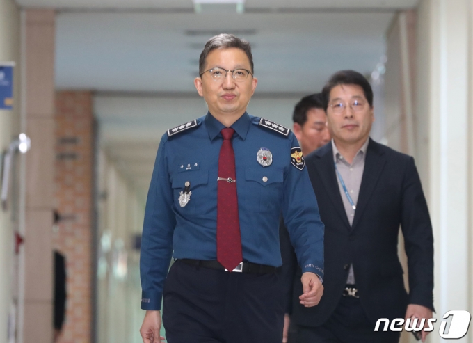 국가수사본부장에 임명된 우종수 경기남부경찰청장(치안정감)이 27일 오후 경기 수원시 장안구 경기남부경찰청에서 기자 간담회를 하기 위해 기자실로 향하고 있다.  2023.3.27/뉴스1 ⓒ News1 김영운 기자