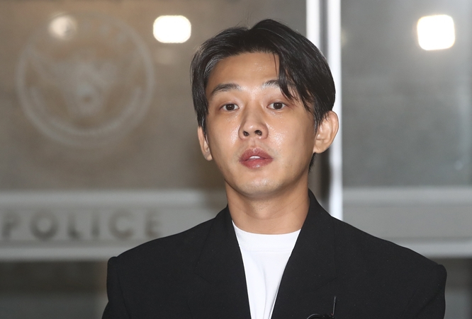 가수 김송(51)이 마약류 투약 혐의로 경찰 조사를 받은 배우 유아인(본명 엄홍식·37)을 공개 응원했다. 사진은 유아인이 지난 27일 서울 마포구 서울경찰청 마포청사에 출석해 마약 투약 혐의 관련 조사를 마치고 나오는 모습. /사진=뉴스1