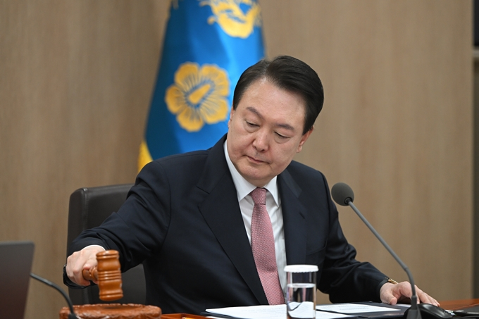 윤석열 대통령이 양곡관리법 개정안에 대해 거부권을 행사할지 이목이 집중된다. 사진은 지난 21일 용산 대통령실 청사에서 열린 국무회의를 주재하며 의사봉을 두드리는 윤 대통령. /사진=대통령실 제공