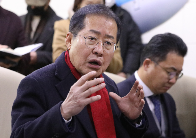 홍준표 대구시장이 최근 실언으로 논란이 된 김재원 수석 최고위원을 제명해야 한다고 목소리를 높였다. 사진은 지난해 12월16일 경북 군위군청을 방문해 대구편입 준비와 대구경북통합신공항 추진에 대해 논의하는 홍 시장. /사진=뉴스1