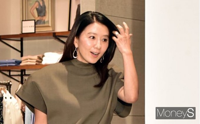 배우 김희애가 팬들의 선물을 정중히 거절했다. 사진은 지난해 8월 서울 영등포구 여의도동 더현대 서울에서 열린 '아서 앤 그레이스' 포토콜 행사에 참석한 배우 김희애. /사진=장동규 기자