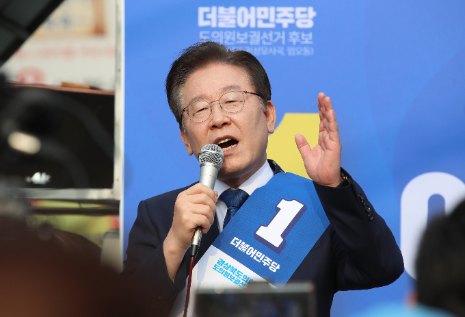 이재명 더불어민주당 대표가 4·5 재보궐선거 후보 지원 유세에서 윤석열 정부를 비판하며 정권심판론을 제기했다. 사진은 지난 28일 경북 구미를 찾아 경북도의원 보궐선거에 출마한 채한성 후보 지원 유세를 펼치는 이 대표. /사진=뉴스1
