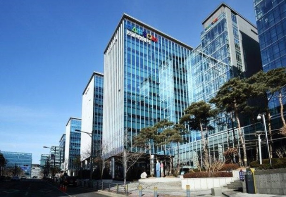 한글과컴퓨터와 네이버클라우드는 교육 및 공공시장에 공급하는 한컴오피스에 네이버클라우드의 초대규모 AI '하이퍼클로바X'를 적용하기 위한 전략적 파트너십을 체결했다고 29일 전했다. /사진=한글과컴퓨터