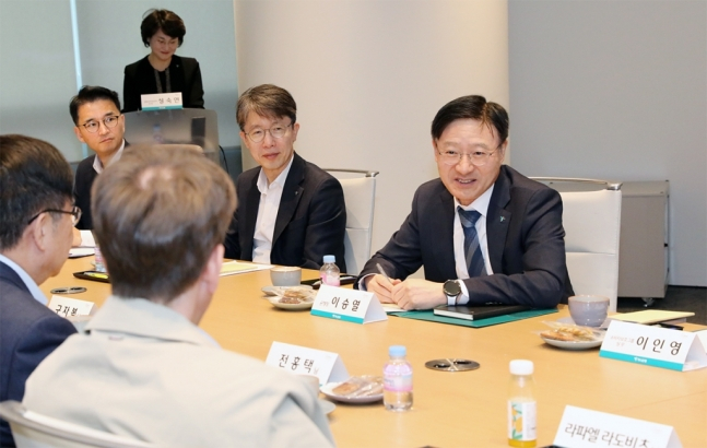  이승열 하나은행장(사진 뒷줄 오른쪽에서 첫번째)이 간담회에 참석한 손님들과 '손님과 상생하는 금융' 실천을 위한 다양한 의견을 나누고 있다./사진제공=하나은행