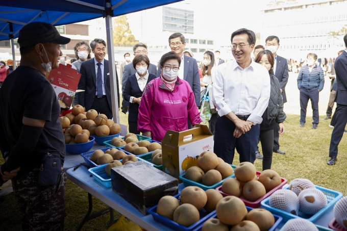 지난해 10월 21일 김동연 지사가 구청사 잔디광장에서 열린 농산물 직거래 장터 및 플리마켓을 찾아 참가자들과 이야기를 나누고 있다. / 사진제공=경기도