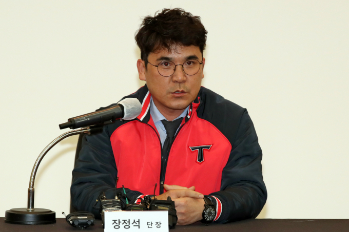 장정석 기아 타이거즈 단장이 포수 박동원과 FA 협상 과정에서 은밀한 돈을 요구했다는 의혹을 받고 있다. 사진은 지난해 1월6일 광주 서구 기아 오토랜드 대강당에서 열린 김종국 감독 취임식에 참석한 장 단장. /사진=뉴스1
