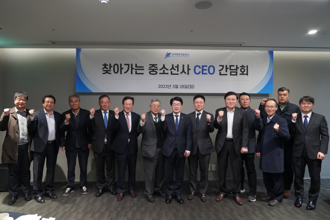 공사 김양수 사장(왼쪽 7번째), 성낙주 본부장 등은 '찾아가는 중소선사 CEO 간담회'행사 후 참석한 CEO들과 기념촬영을 하고 있다./사진=해양진흥공사