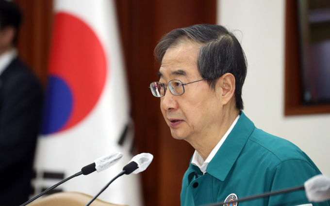 한덕수 국무총리가 29일 "5월 초에 신종 코로나바이러스 감염증(코로나19) 위기 단계 하향 여부를 결정하고 확진자 격리 의무 기간도 7일에서 5일로 단축하겠다"고 밝혔다. 사진은 이날 오전 서울 종로구 세종대로 정부서울청사에서 열린 코로나19 중대본회의 및 봄철 안전대책 추진상황 점검회의에서 모두발언을 하는 한 총리. /사진=뉴스1