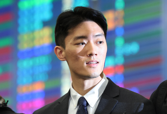  마약 투약 혐의로 체포돼 경찰에서 조사받고 있는 전두환 전 대통령의 손자 전우원씨가 29일 오후 석방된다. 사진은 고 전두환씨 일가의 비자금 의혹 등을 폭로한 손자 전우원씨가 지난 28일 오전 인천국제공항에서 마약 투약 혐의로 체포, 서울경찰청 마약범죄수사대로 연행되기 전 취재진 질문에 답하고 있는 모습. /사진=뉴스1