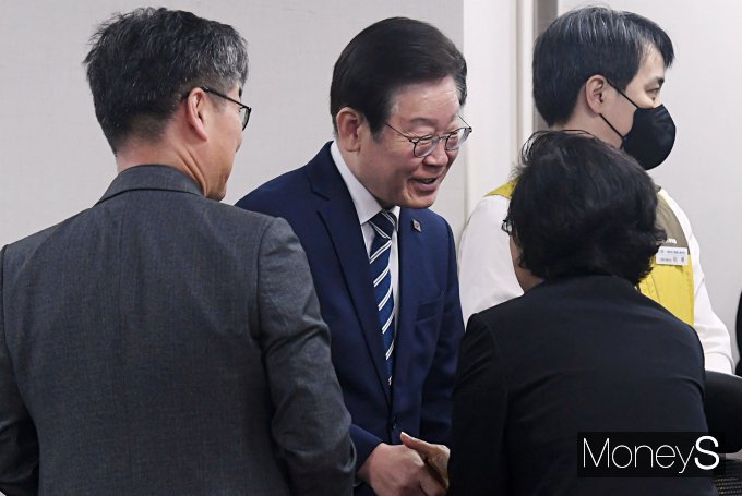 [머니S포토] 긴급 토론회 참석자들과 인사하는 이재명 대표