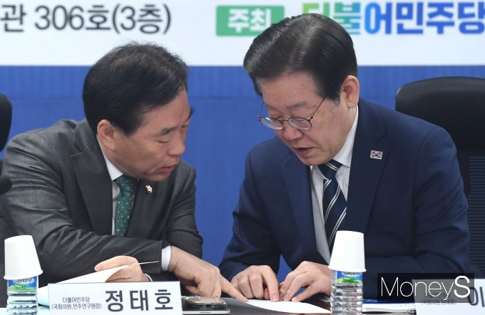 [머니S포토] 정태호 의원과 대화하는 이재명 대표
