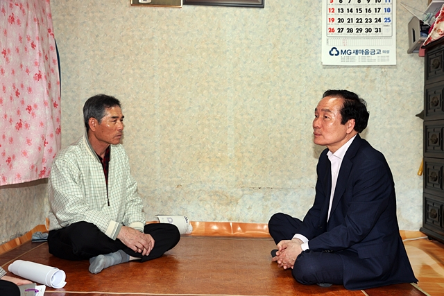 김주수 의성군수(오른쪽)이 제2연평해전 전사자 故 서후원 중사의 유족과 대화를 나누고 있다./사진제공=경북 의성군