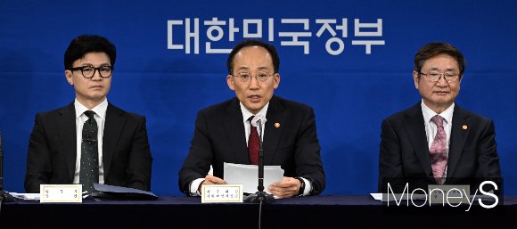정부가 여행비용 할인 혜택 등 내수 활성화 대책을 발표했다. 내수활성화 대책 관련 관계부처 합동 브리핑에서 추경호 경제부총리 겸 기획재정부 장관(가운데)이 발언하고 있다. /사진=임한별 기자