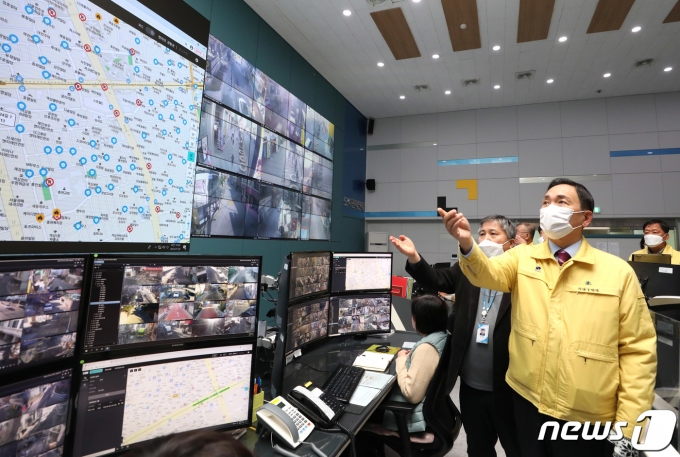 조성명 강남구청장이 강남도시관제센터에서 CCTV 운영 상황을 점검하는 모습. (강남구 제공)