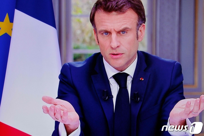 TV 생중계 인터뷰에서 연금개혁의 필요성을 강변하는 에마뉘엘 마크롱 프랑스 대통령 ⓒ AFP=뉴스1