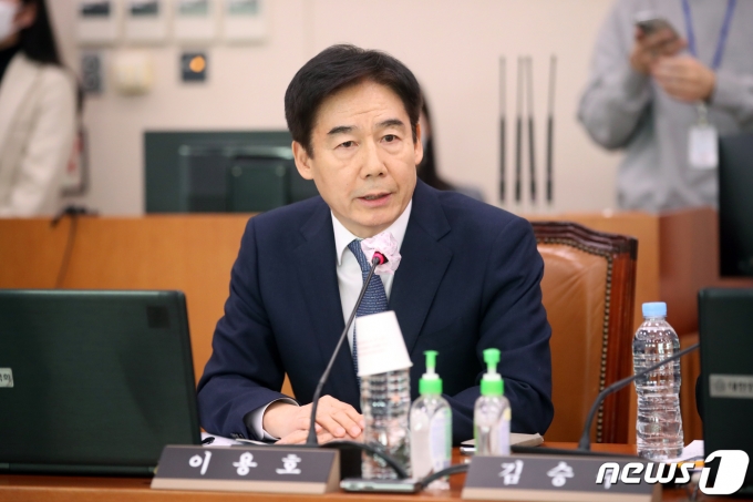 이용호 국민의힘 의원이 20일 오후 서울 여의도 국회에서 열린 국회 문화체육관광위원회 전체회의에서 야당 의원들의 노트북에 부착된 태극기와 문구 관련 항의를 하고 있다. ⓒ News1 이승배 기자