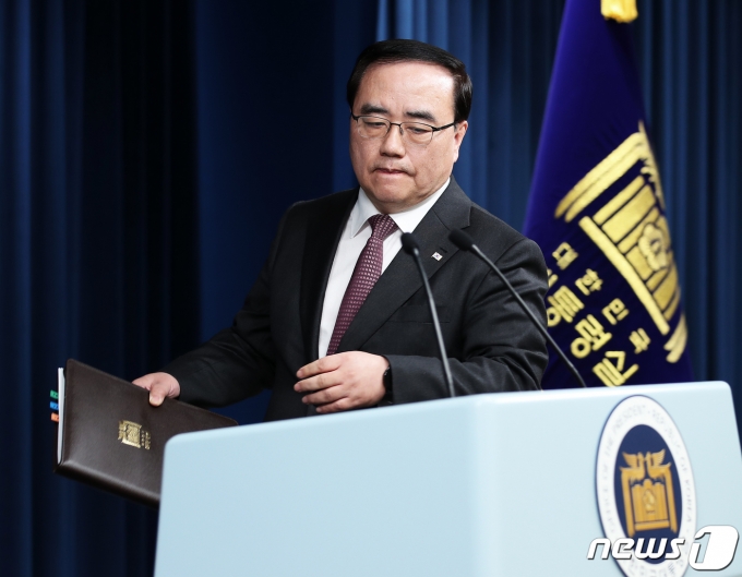 김성한 국가안보실장이 지난 14일 오후 용산 대통령실 청사에서 윤석열 대통령의 일본 순방 관련 브리핑을 하기 위해 입장하고 있다. 김 실장은 29일 오후 전격사퇴했다. ⓒ News1 오대일 기자