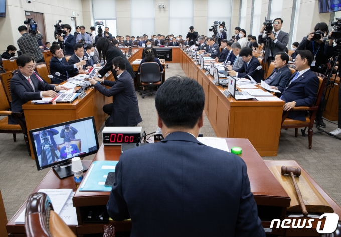 서울 여의도 국회에서 지난 22일 열린 행정안전위원회 전체회의. /뉴스1 ⓒ News1 이재명 기자