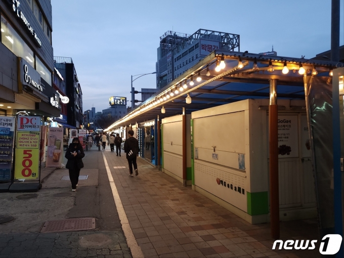 지난 24일 오후 6시30분 서울 동작구 노량진 컵밥 거리. 2023.3.24/뉴스1 ⓒ News1 유민주 기자
